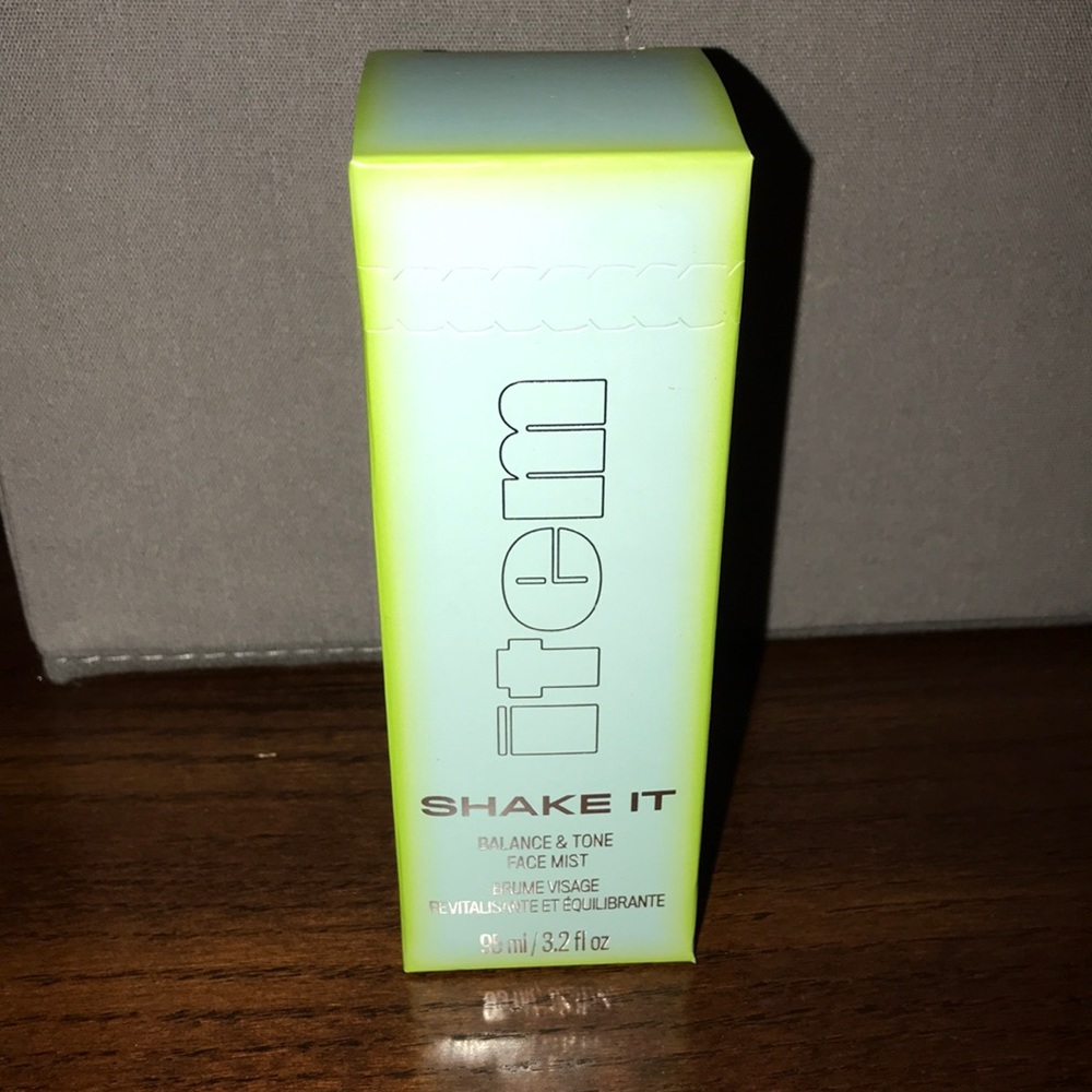 ITEM “shake it” face mist new in sealed box 3.2 oz